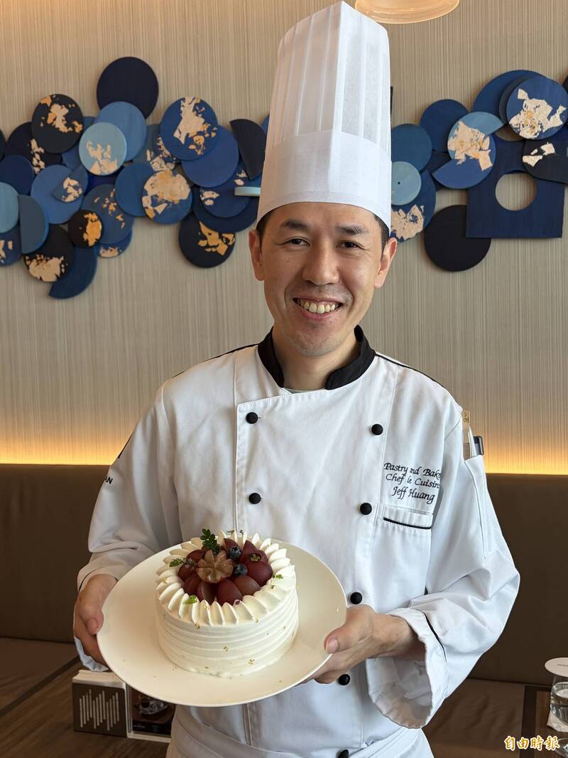 JR東日本大飯店台北點心房主廚黃伯欽精心創作「浪漫紅寶石」蛋糕。（記者周幸叡攝）