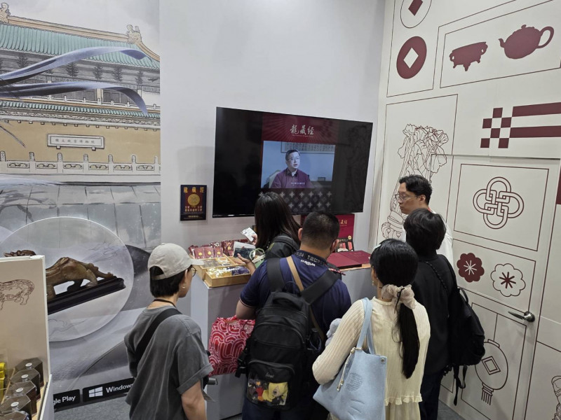 故宮《龍藏經》展爆紅，於文博會展售的現量套書也吸引圍觀。（故宮提供）