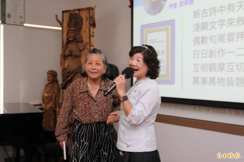 梁玉燕（右）與支持她推動新古詩的王蔡妃珠（左）合照，王蔡妃珠建議梁玉燕以台語寫詩。（記者張伶銖攝）