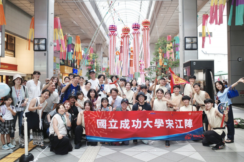 成大宋江陣跨域團隊，今年8月首度受邀於日本仙台「台灣燈籠祭」、「仙台七夕祭」亮相表演。（成大提供）