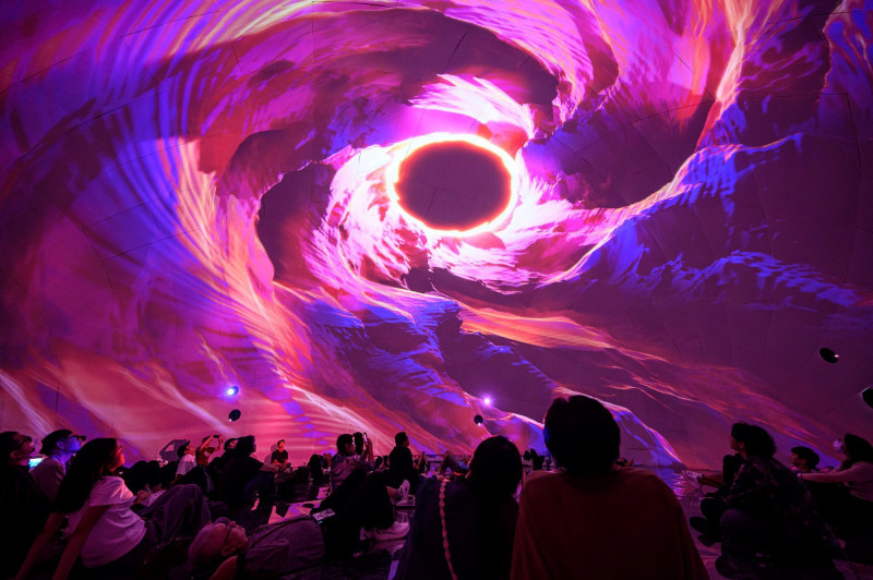 奇觀體驗!市中心掉下一顆「巨大天體」 白天旭日晚上變星空