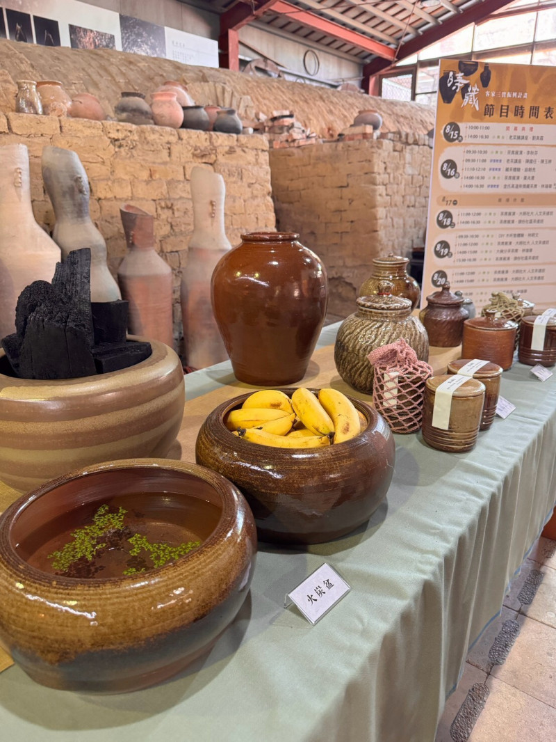 苗栗「時藏」特展登場 窺見客家三寶「火炭盆、菜脯甕、茶葉罐」的時間轉化