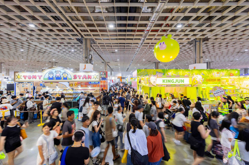 台灣文博會品牌商展現場湧入大量觀展人潮，各大熱門角色與IP攤位前人頭攢動。（文化部提供）