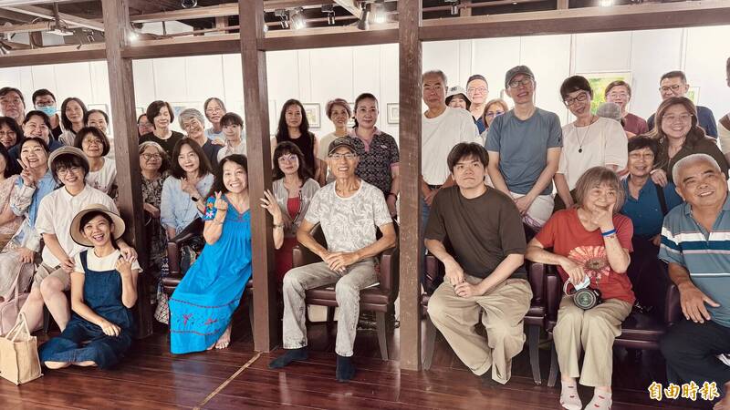 侯彥廷水彩個展即日起至30日於蕭如松藝術園區展出，親友熱烈參與開幕茶會。（記者廖雪茹攝）