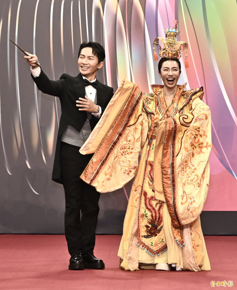 傳藝金曲獎》江老師化身武則天走紅毯!蔡昌憲拿「魔法棒」笑稱要治好女帝