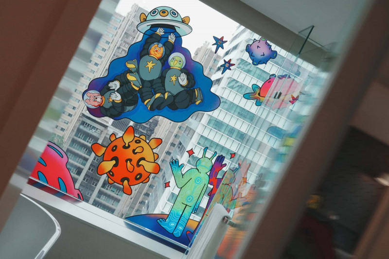 吶吉主題房將角色插畫融入南港老爺風格客房各個角落，邀請旅人走進搗蛋怪朋友的星際世界。（南港老爺行旅提供）