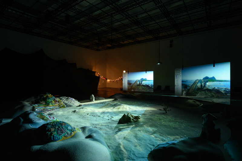 劉玗與吳思嶔共同創作「冥王星在天蠍座」，展場以錄像、聲音、燈光、雕塑及物件構成，如同被拆解的旅行日誌，引導觀眾穿梭於不同生命片段。（王世邦攝影，新北市美術館提供）