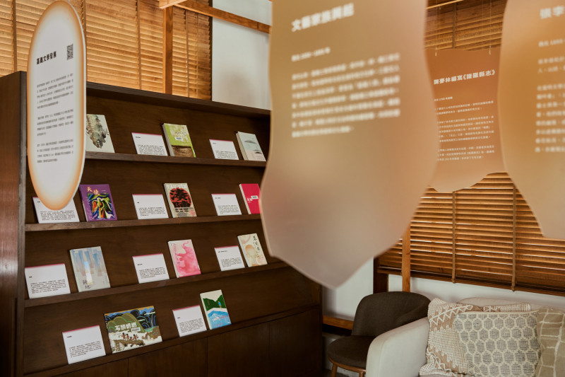 「女作家She Wrote Chiayi」特展精選34本嘉義女性書寫作品，題材橫跨鄉土、愛情、疾病、家庭與日常，呈現不同世代女性留下的城市記憶。（平凡製作studio ordinary提供，Rafael Wu攝）