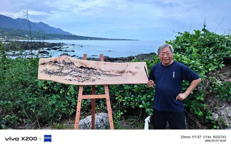 台東藝術家林永發烙燒水墨融合漂流木 「山海現形記」秘境個展淡水登場