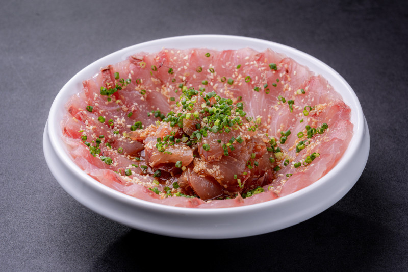 福岡地方料理「芝麻醬拌紅魽」。（大倉久和大飯店提供）