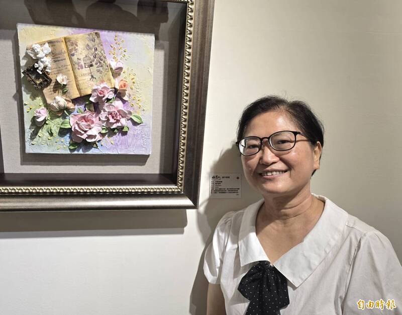 林慧如用奶油霜刮刀畫結合黏土浮雕，呈現立體的藝術作品，讓人驚嘆連連。（記者葉永騫攝）
