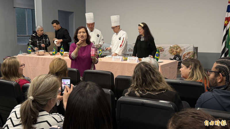 葉莉煒在主廚示範廅藝時向在場師生介紹台灣紅標米酒等主廚使用的台灣特色調味料。（記者謝如欣攝）