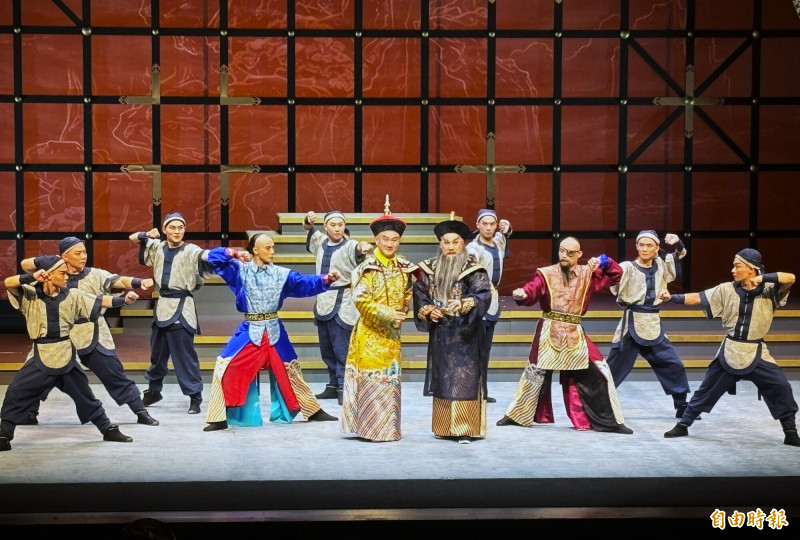 國光劇團《康熙與鰲拜》睽違12年重新製作，溫宇航（中左）飾演少年康熙，唐文華（中右）再度飾演權臣鰲拜。（記者董柏廷攝）