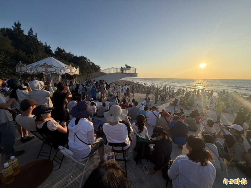 市民都醉了!拍謝少年嗨翻竹北海灣 陳冠宇、廖培鈞夕陽下聯彈獻藝