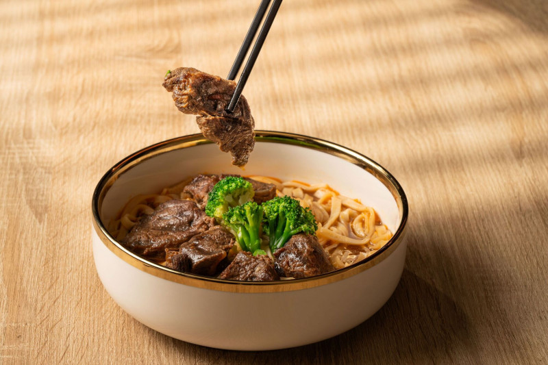 連住旅客加碼贈送Drink Bar紅燒牛肉麵，看完演唱會後回到飯店能睡飽再用餐。（台北凱撒大飯店提供）