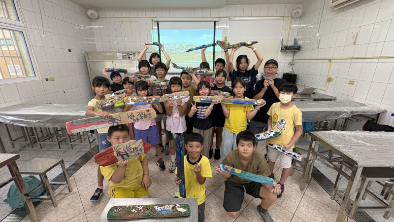 海佃國小學生共同參與《流動的足跡》創作。（南市文化局提供）