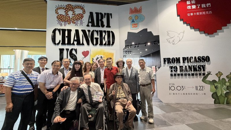 「《藝術改變了我們：從畢卡索到班克斯》張惠華教授收藏分享展」登場，匯集6位大師的創作與物件，精采呈現，吸引各界貴賓見證。（台南市立圖書館提供）