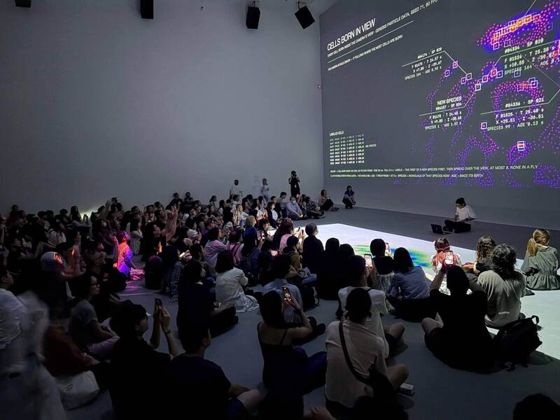 真鍋大度在開幕日現場公眾演出，帶來極具視聽衝擊。（台中市立美術館提供）
