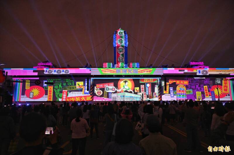 國慶光雕總統府登場!1億張選票堆起「民主之山」 總統賴清德:每個人都是台灣民主造山者