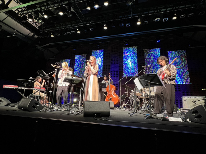 「羅妍婷 feat. 臺灣×橫濱聯合樂團」於於橫濱JAZZ PROMENADE音樂節「台灣特別舞台」專場後半場帶來精采演出（駐日台灣文化中心提供）