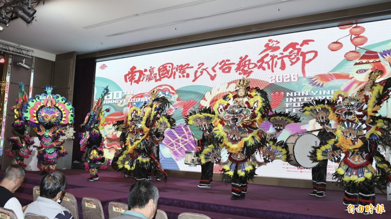 來自菲律賓「阿替阿替漢狂歡節—利納布阿農部族&阿特拉斯．阿班特部族」獻上精彩表演。（記者洪瑞琴攝）