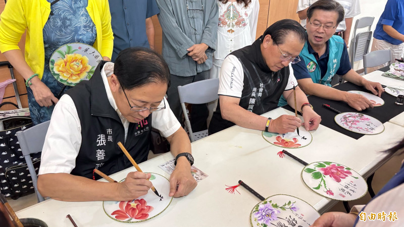 張善政出席銀髮藝術聯展 推動有溫度的長者照顧