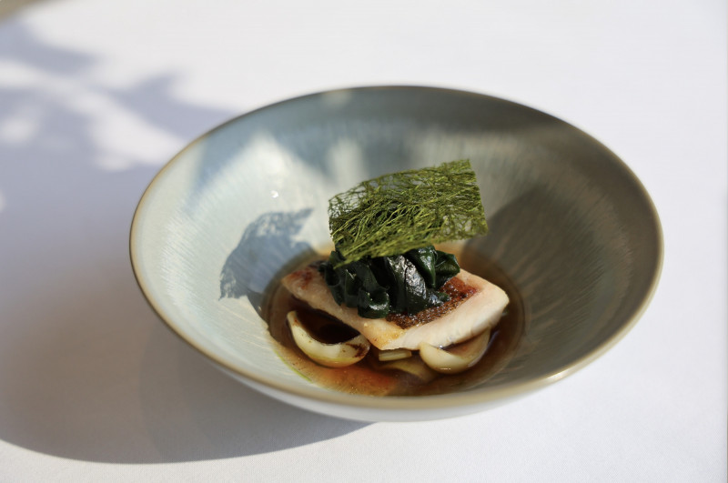 「淡季雅緻豪華客房一泊二食住宿券」亦可選擇C’est Bon歐陸餐廳晚間套餐，每套價值3,080元。（北投麗禧溫泉酒店提供）