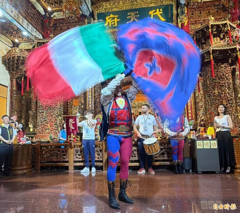 颱風夜不取消交流，台江代天府迎國際表演團演出。（記者王姝琇攝）