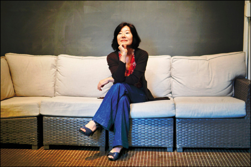 【藝週末．藝週表藝人物】從窺視芭比到裸現林投女神─何曉玫10年後重說《親愛的》