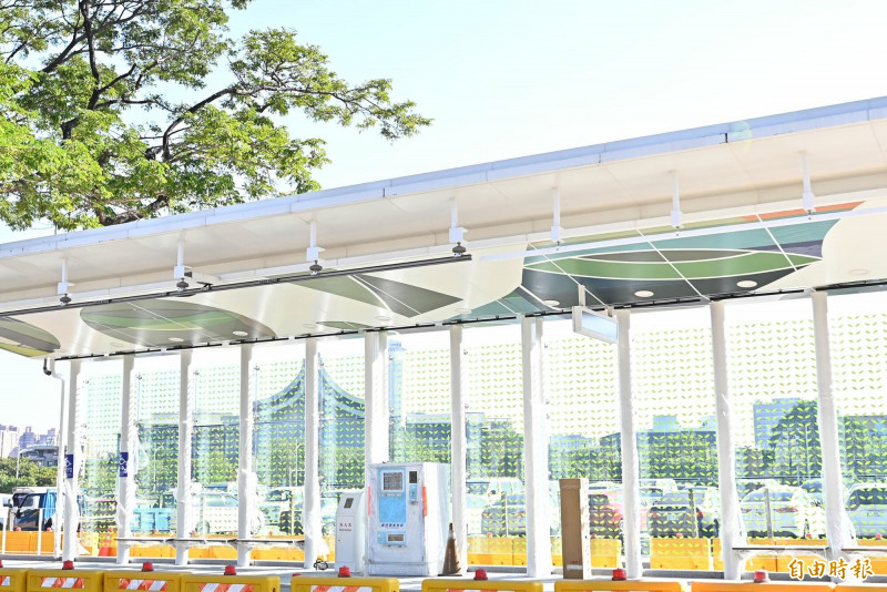 開箱高雄輕軌C25~C29車站月台  抽象「蝠、鹿、鶴、鵲、貓」五福臨門