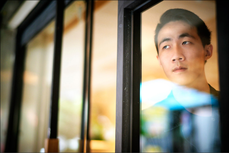 【自由副刊．書與人】 畫一隻獨角獸的方法 － 王仁劭談《而獨角獸倒立在歧路》