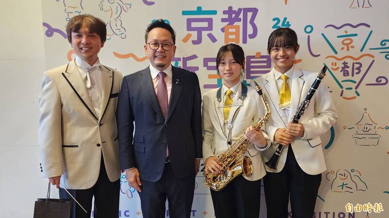 橘色惡魔白金制服藏花的密碼   苦練繁中體給蔡總統手寫信曝光