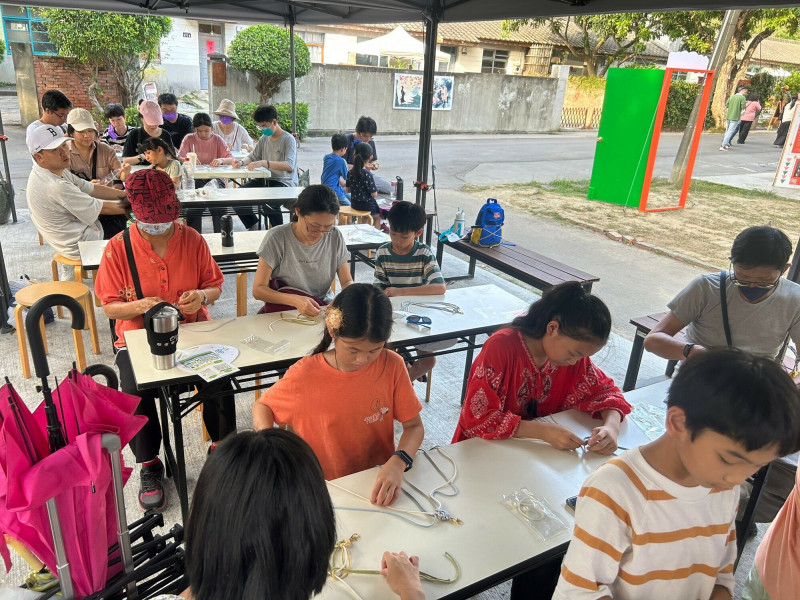 12位青創基地創業青年  暑假辦理台中市16種工藝課程