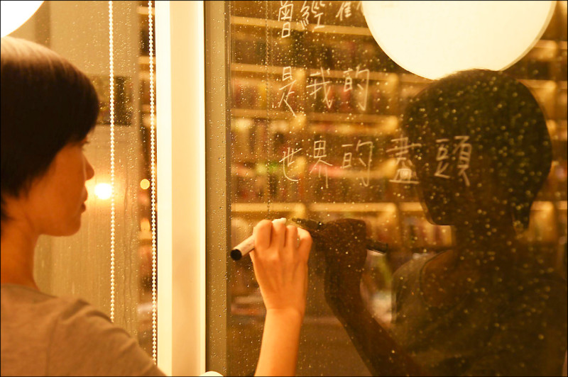 【自由副刊．書與人】 像孩子一樣寫詩，像老頭一樣把寫壞的刪除 － 隱匿談《0.018秒》和《幸運的罪》