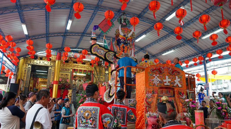 小港大士爺祭典登錄市定民俗 龍湖廟獲頒保存者證書