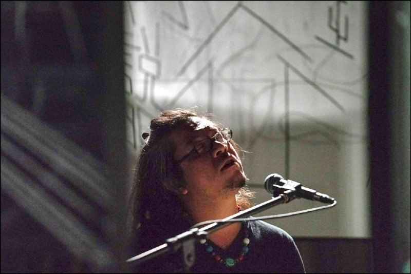 【藝週末．藝週音樂人物】串聯民間譚、音樂與藝術的聲響奇人─口說藝術表演者 楊雨樵