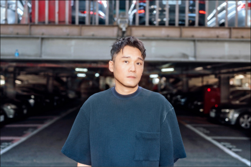 【自由副刊．書與人】 你將成為被默許的違建 － 黃裕邦談《微賤》