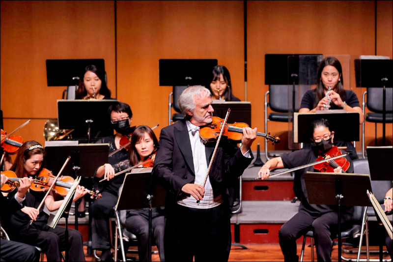 【藝術文化】霍內克指揮兼小提琴獨奏 攜手國台交獻演古典樂饗宴