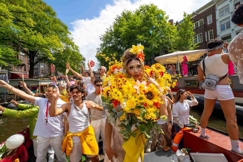 50萬人見證台灣之光！妮妃雅化身巨型「婚禮捧花」 阿姆斯特丹驕傲節雨中歡呼「我願意」