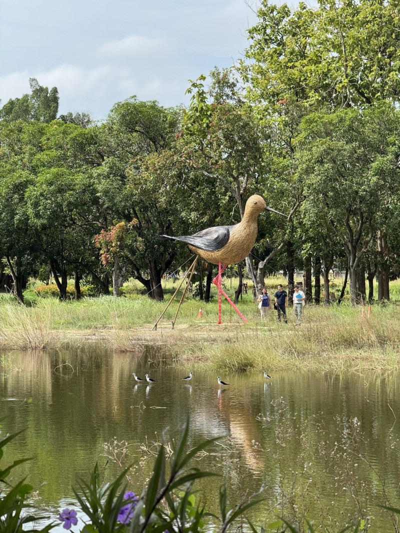 「紅腳印」出沒注意 官田大隆田園區變身藝術打卡新秘境
