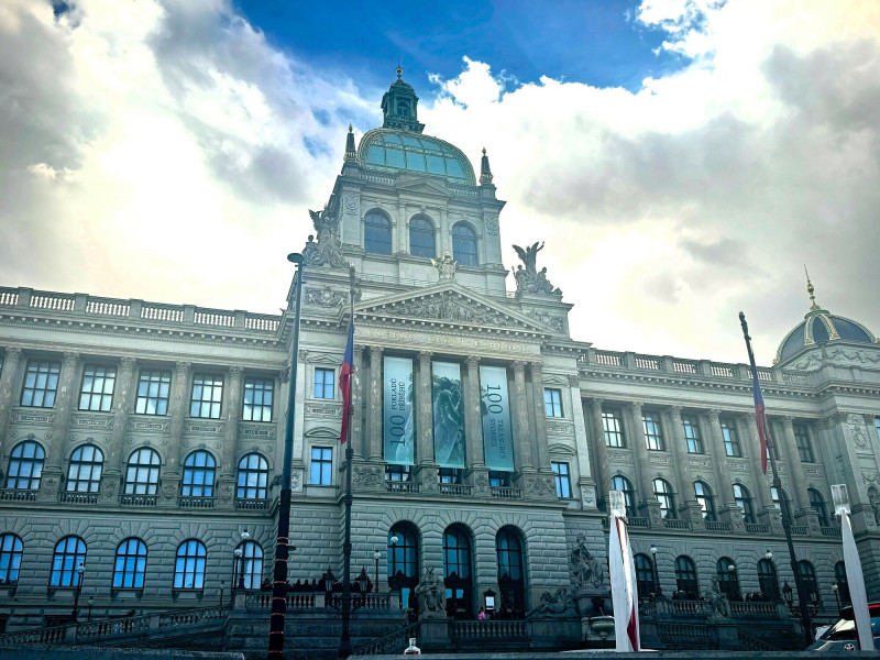 獨家》「她們」讓翠玉白菜也須謙卑以待  捷克國家博物館外牆換裝揭密