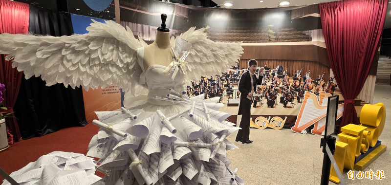 千張樂譜縫成羽翼女神現身歌劇院  國台交80年看見音符飛向世界