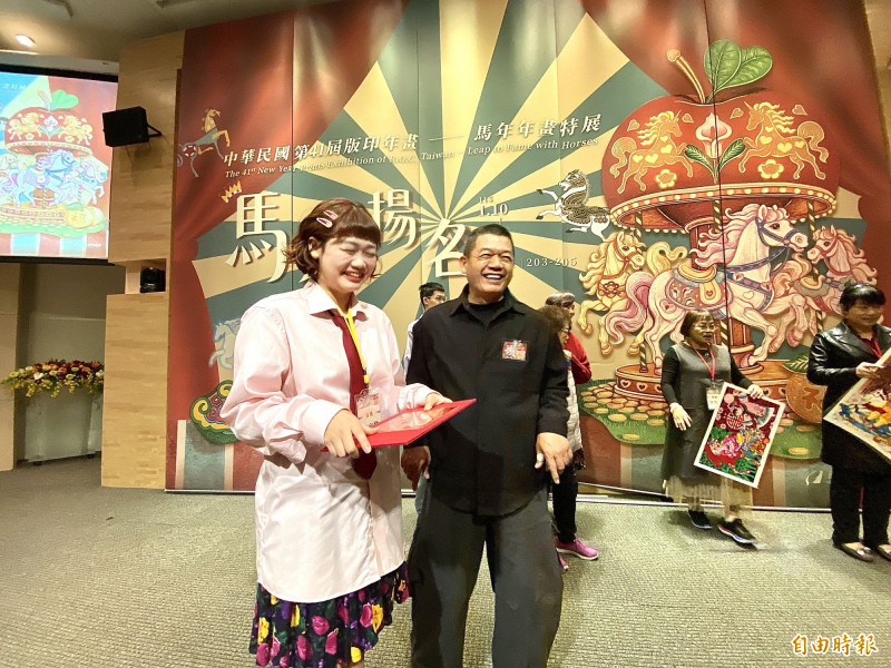 年味濃了！國美館展出「馬躍揚名一馬年年畫特展」  蘋果旋轉木馬吸睛