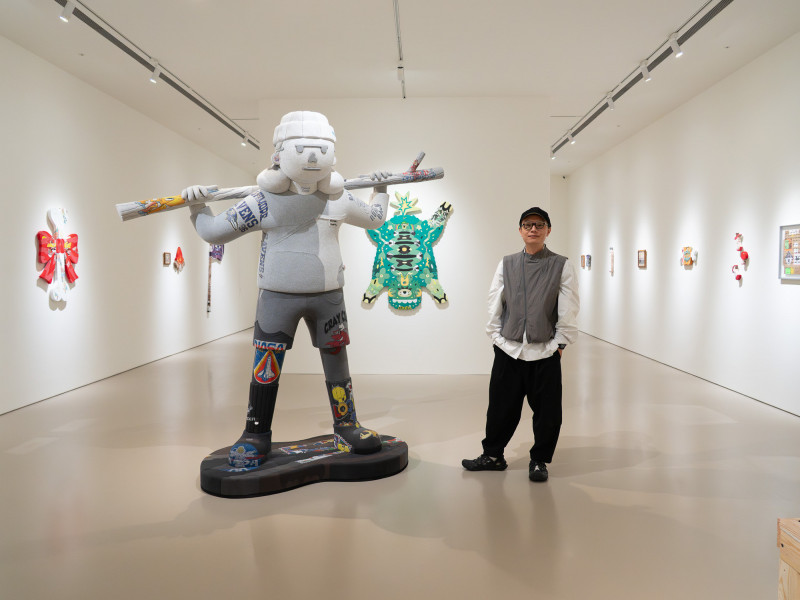 潮Ｔ變成２米巨型浮雕！Abei劉正堃個展 曼谷二手衣重組「荒島探險」