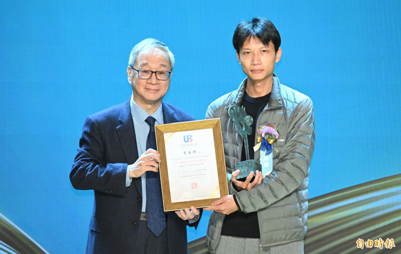 聯邦美術獎頒獎！從5坪雅房畫到印象大獎首獎 李承修：感謝同儕競爭與台灣藝術環境進步