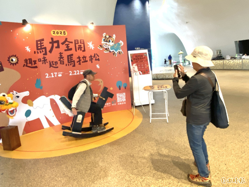 國家歌劇院春節大年初一開跑 「劇場老木」打造搖搖木馬吸睛