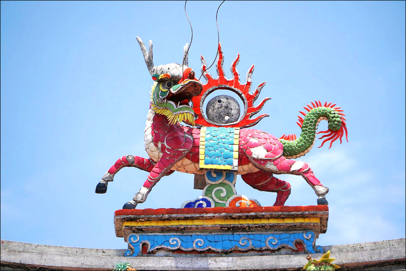 參拜祈福抬頭見神馬-廟宇屋頂上的剪黏藝術