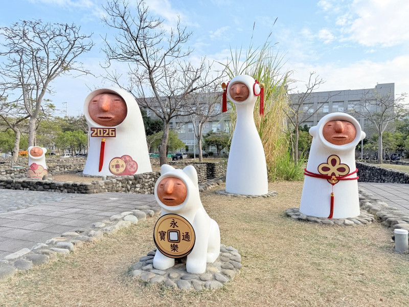 史前館打卡熱點迎新年  療癒系蔦松家族小狗也發財
