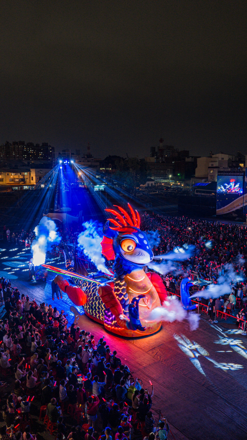 36輛遊覽車應援屏東師生  元宵節最特別的「燈」開心邊走邊噴煙