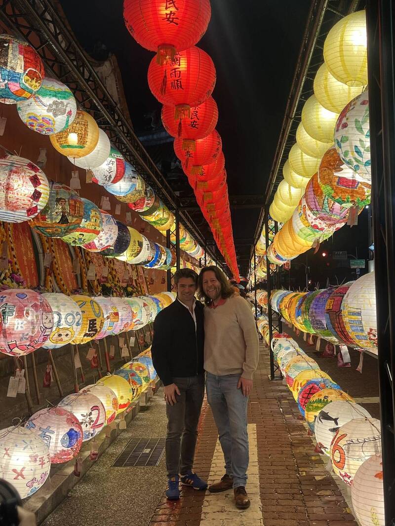 超接地氣！法國大提琴巨星卡普松抵台南 逛祀典武廟、遊燈籠隧道